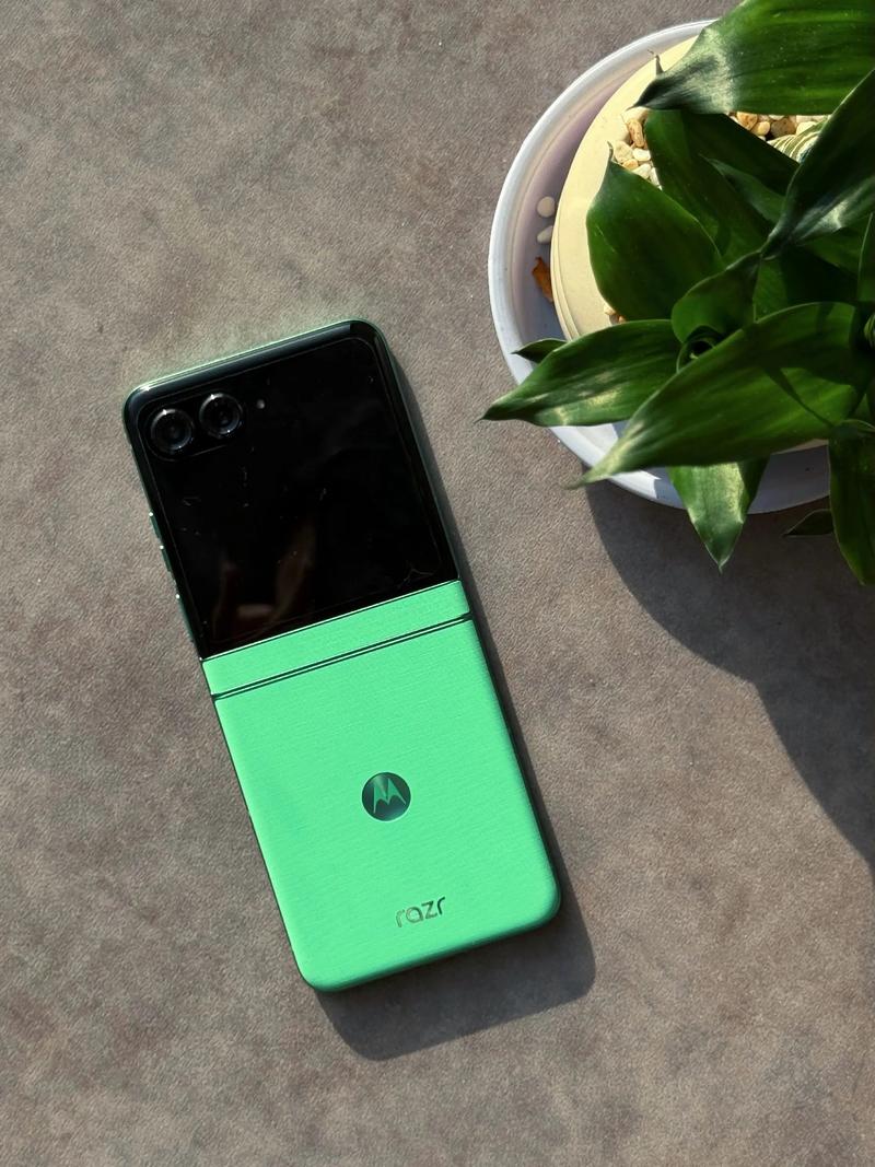 摩托罗拉 moto razr60 冰淇淋